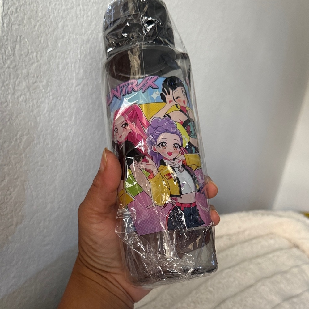 K POP DEMON HUNTERS BPA FREE WITH CARRY STRAP Water Bottle - Picture 2 of 2